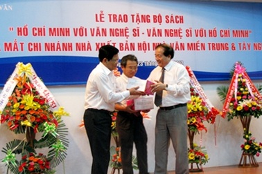 Trao tặng bộ sách Hồ Chí Minh với văn nghệ sĩ - Văn nghệ sĩ với Hồ Chí Minh