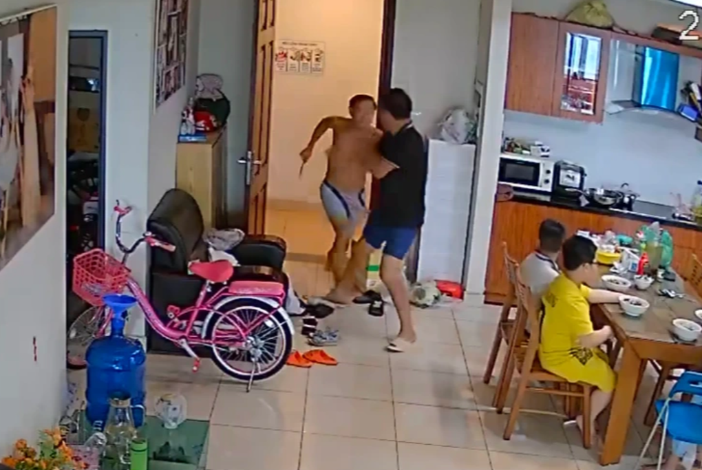 Góc nhìn pháp lý từ vụ cầm dao đâm hàng xóm chung cư - 1 Góc nhìn pháp lý từ vụ cầm dao đâm hàng xóm chung cư - 1