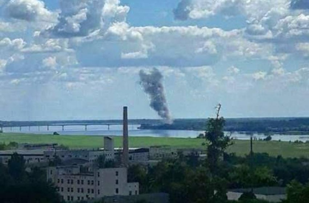 Ukraine dội mưa rocket, vô hiệu hóa cây cầu huyết mạch của Nga ở Kherson - 3 Ukraine dội mưa rocket, vô hiệu hóa cây cầu huyết mạch của Nga ở Kherson - 3