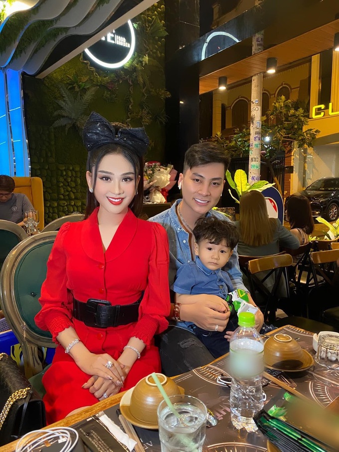 Lâm Khánh Chi được chồng trẻ hôn thắm thiết ở tiệc sinh nhật, ai dè nhẫn kim cương khủng ở tay chiếm trọn sự chú ý - Ảnh 4. Lâm Khánh Chi được chồng trẻ hôn thắm thiết ở tiệc sinh nhật, ai dè nhẫn kim cương khủng ở tay chiếm trọn sự chú ý - Ảnh 4.