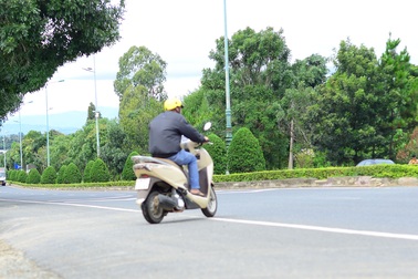 Người dân lái xe máy băng ngang đầu ô tô trên cao tốc Liên Khương - Prenn