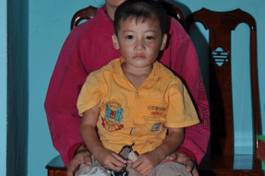 Bé 5 tuổi bị cha dượng đánh đập dã man 