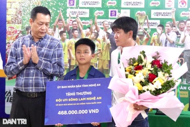 U11 Sông Lam Nghệ An được thưởng lớn sau chức vô địch