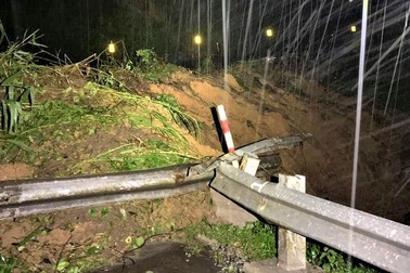 Cả ngàn khối đất đá đổ xuống đường, quốc lộ 26 ách tắc nghiêm trọng