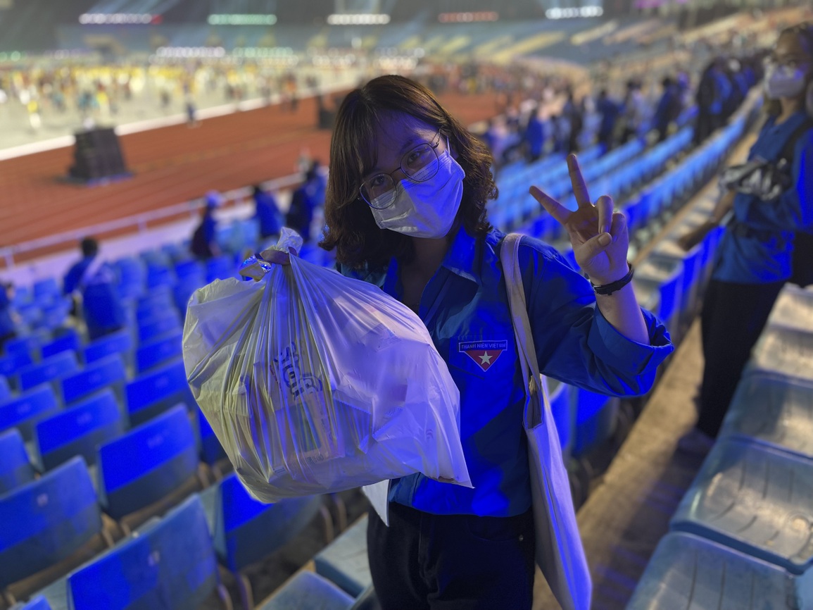 Hình ảnh đẹp sau lễ khai mạc SEA Games: Tình nguyện viên ở lại nhặt rác - 8 Hình ảnh đẹp sau lễ khai mạc SEA Games: Tình nguyện viên ở lại nhặt rác - 8