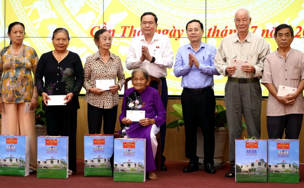 Chủ tịch Quốc hội tặng quà gia đình chính sách, người có công tại Cần Thơ - 2 Chủ tịch Quốc hội tặng quà gia đình chính sách, người có công tại Cần Thơ - 2