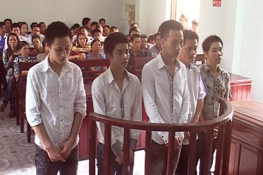 Gần 37 năm tù cho 5 đối tượng mua bán trái phép chất ma túy 