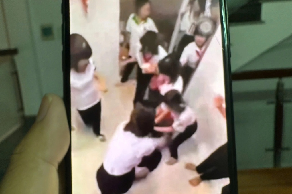 Nữ sinh lớp 8 gãy 3 xương sườn sau khi bị đánh trong nhà vệ sinh ở TPHCM - 1 Nữ sinh lớp 8 gãy 3 xương sườn sau khi bị đánh trong nhà vệ sinh ở TPHCM - 1