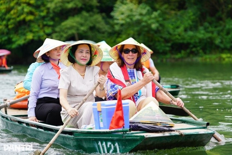 Presiden Senat Australia kagum dengan keindahan global warisan Trang An - 2 Chủ tịch Thượng viện Australia ấn tượng vẻ đẹp toàn cầu của di sản Tràng An - 2