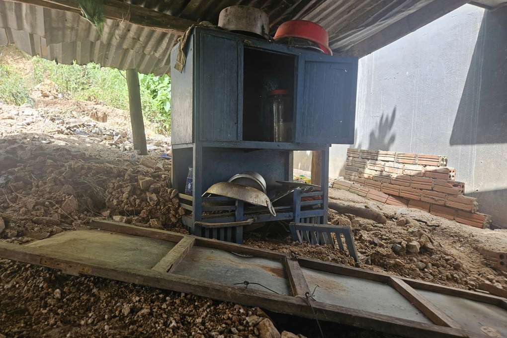 Bùn đất từ dự án cao tốc Bắc - Nam tràn vào nhà, dân bỏ chạy trong đêm - 2 Bùn đất từ dự án cao tốc Bắc - Nam tràn vào nhà, dân bỏ chạy trong đêm - 2