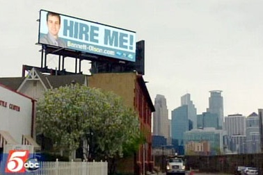 Tìm được việc nhờ tự quảng cáo ngoài trời