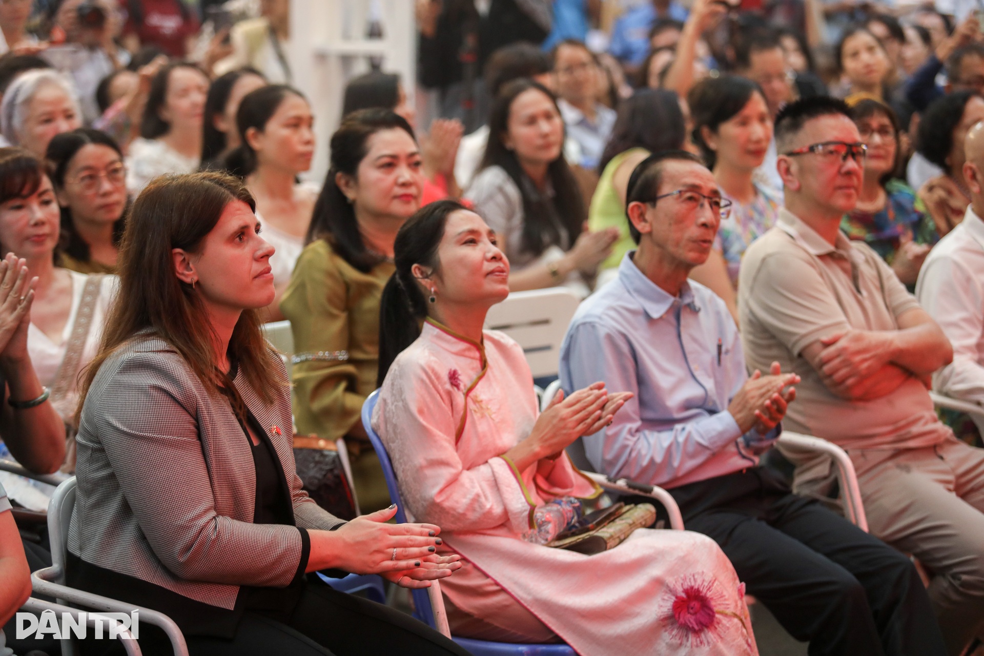 Hồng Nhung, Quang Dũng hòa giọng tưởng nhớ 24 năm ngày mất Trịnh Công Sơn - 3 Hồng Nhung, Quang Dũng hòa giọng tưởng nhớ 24 năm ngày mất Trịnh Công Sơn - 3