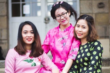 Nam thanh nữ tú mặc áo dài quảng bá văn hóa Việt tại Pháp