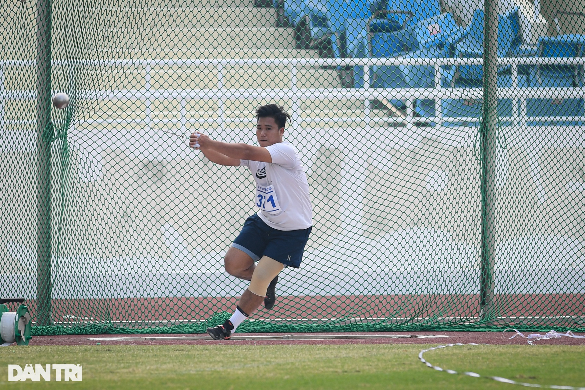 Ông hoàng đi bộ Nguyễn Thành Ngưng phá kỷ lục quốc gia cự ly 20.000m - 10