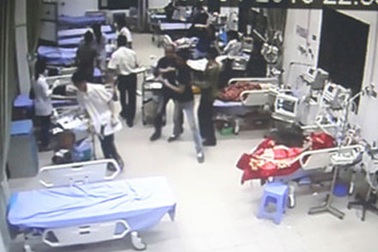 Côn đồ truy sát, chém đứt gân tay bệnh nhân đang cấp cứu