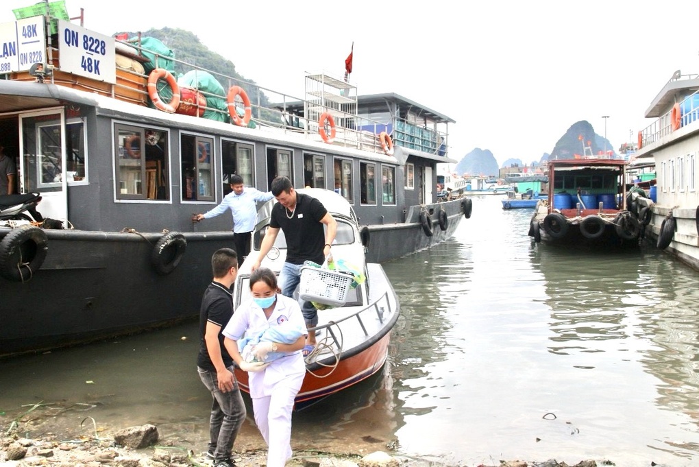 Trên xuồng từ đảo về đất liền, sản phụ bất ngờ đẻ rơi - 2 Trên xuồng từ đảo về đất liền, sản phụ bất ngờ đẻ rơi - 2