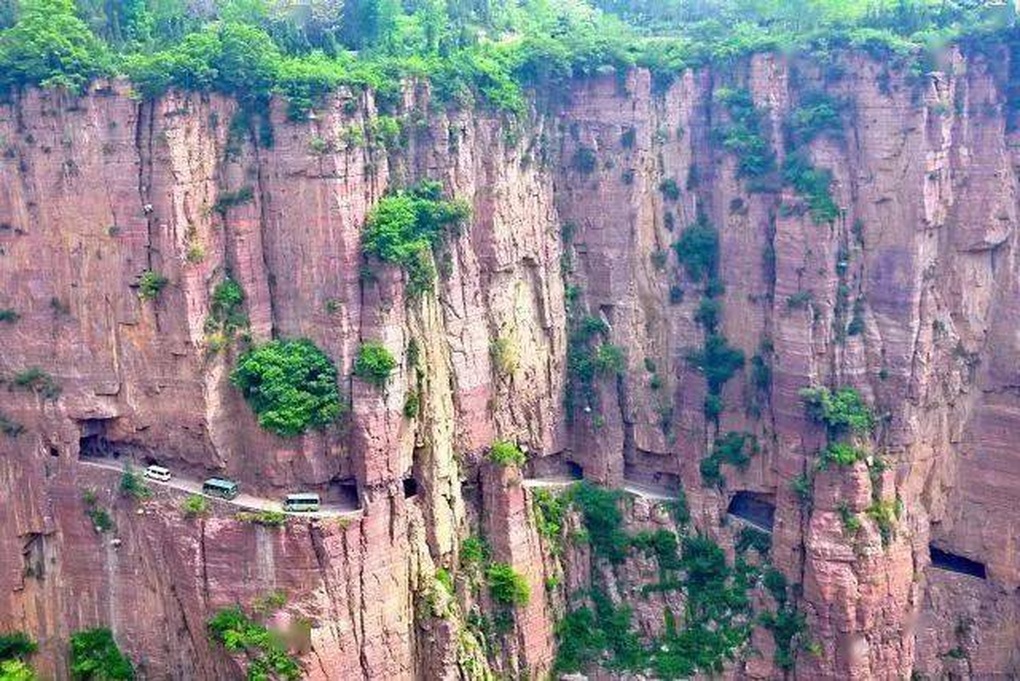 Suốt 5 năm, dân hợp sức đào đường dài 1,2km bằng tay xuyên núi đá vào làng - 1 Suốt 5 năm, dân hợp sức đào đường dài 1,2km bằng tay xuyên núi đá vào làng - 1