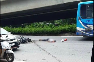 Xe buýt cán chết người trên đường phố Hà Nội