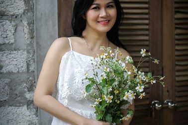 Nữ nhà báo xinh đẹp bén duyên với những trang thơ cháy bỏng