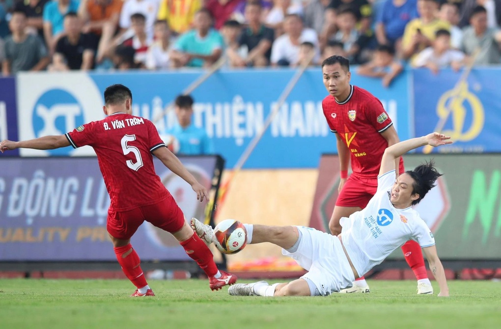 Thắng nghẹt thở Hà Tĩnh, CLB Nam Định tiến gần ngôi vô địch V-League - 1 Thắng nghẹt thở Hà Tĩnh, CLB Nam Định tiến gần ngôi vô địch V-League - 1