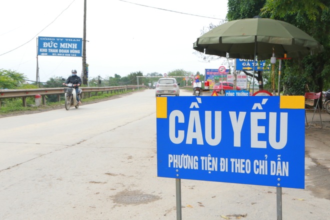 Cầu Đoan Hùng xuống cấp nghiêm trọng, người dân “chật vật” đi bộ qua cầu - 16 Cầu Đoan Hùng xuống cấp nghiêm trọng, người dân “chật vật” đi bộ qua cầu - 16
