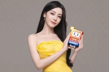 "Mỹ nhân Tân Cương" Địch Lệ Nhiệt Ba diện váy 750 USD của nhà mốt Việt