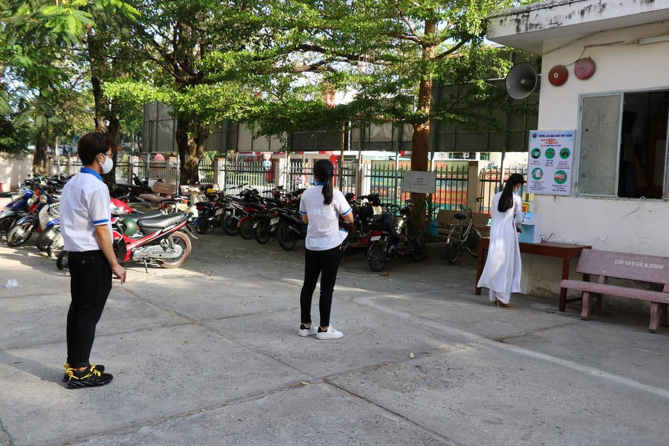 Thầy giáo trường Cao đẳng Nghề làm máy sát khuẩn tự động tặng trường học - 3 Thầy giáo trường Cao đẳng Nghề làm máy sát khuẩn tự động tặng trường học - 3