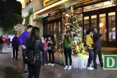 Màu sắc Giáng sinh tràn ngập phố phường trung tâm Hà Nội