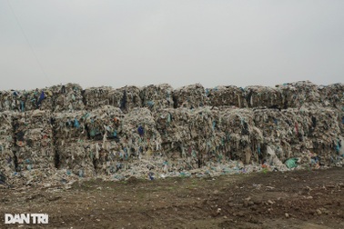 Cận cảnh 5.000 tấn phế liệu "nằm chềnh ềnh" trong khu đô thị
