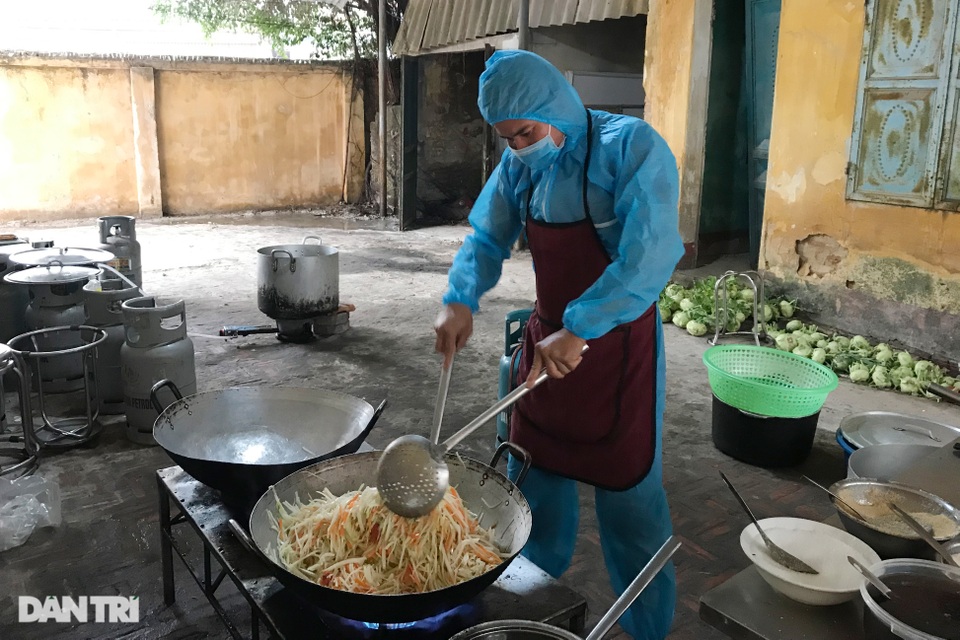 Cảm động bếp ăn dã chiến xuyên Tết luôn đỏ lửa tại ổ dịch TP Chí Linh - 8 Cảm động bếp ăn dã chiến xuyên Tết luôn đỏ lửa tại ổ dịch TP Chí Linh - 8