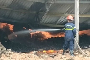 Nhà xưởng 3.000m2 bốc cháy, 100 tấn viên nén sinh học… thành than