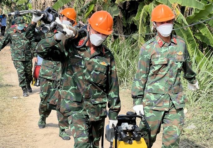 Lực lượng công binh thuộc Quân khu 9 mang thiết bị chuyên dụng đến hiện trường.