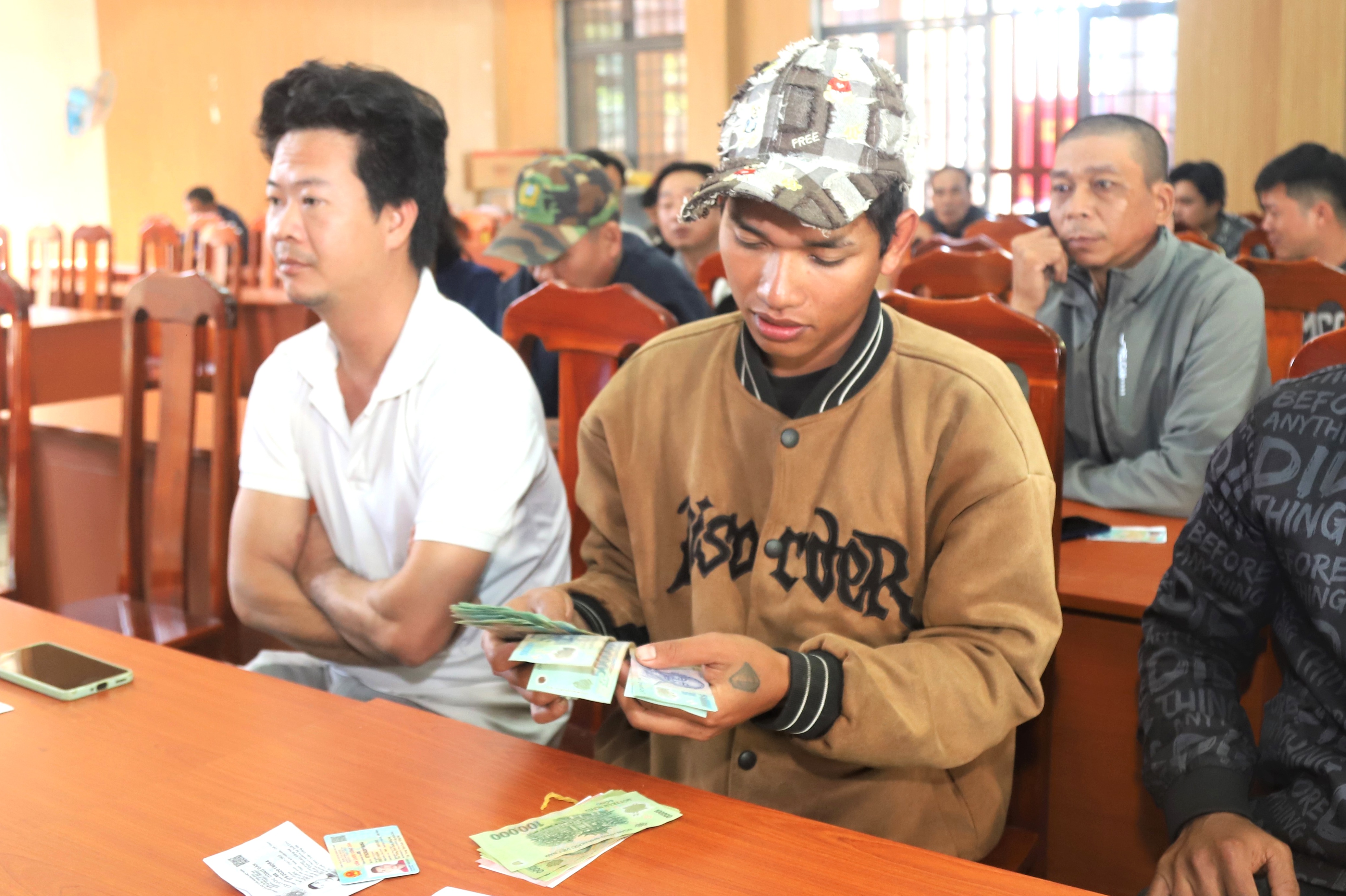 Κοντά στο Τετ, η εταιρεία συνεχίζει να οφείλει στους εργαζόμενους 1,3 δισεκατομμύρια VND σε μισθούς - 2 Cận Tết, công nhân tiếp tục bị công ty nợ lương 1,3 tỷ đồng - 2