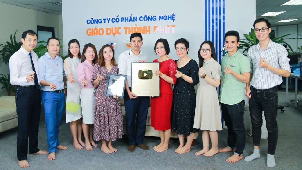 Tuyensinh247.com - trang học trực tuyến đầu tiên Việt Nam nhận nút vàng Youtube - 2 Tuyensinh247.com - trang học trực tuyến đầu tiên Việt Nam nhận nút vàng Youtube - 2