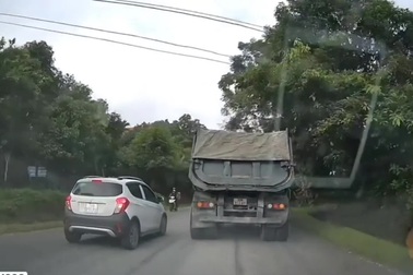 Xe con vượt ẩu suýt gây họa cho ô tô chạy cùng chiều