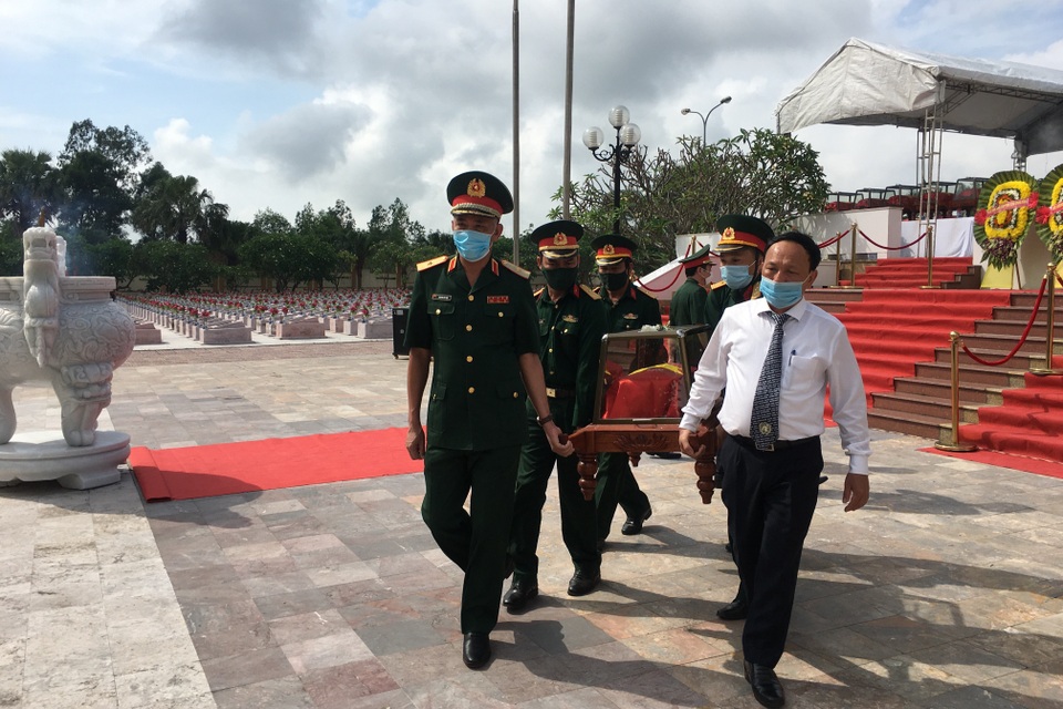 Thiêng liêng giây phút đón các anh về với đất mẹ - 10 Thiêng liêng giây phút đón các anh về với đất mẹ - 10