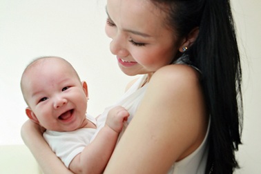 Hoa hậu Thùy Lâm làm mẹ...