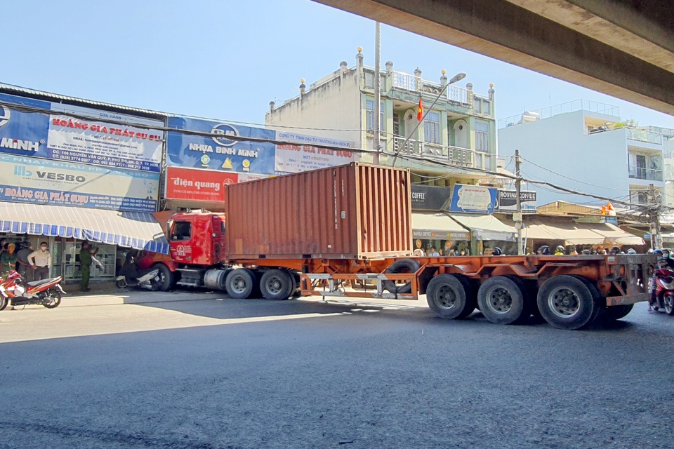 Xe container tông chết người đàn ông đứng trên vỉa hè mua đồ - 3 Xe container tông chết người đàn ông đứng trên vỉa hè mua đồ - 3