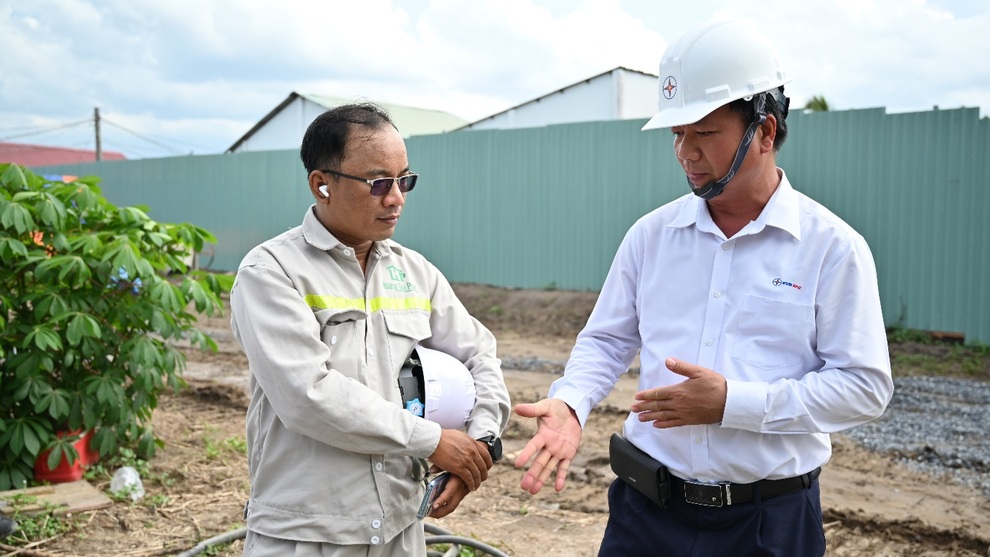 Ngành điện miền Nam xuyên lễ trên những công trình lưới điện - 2 Ngành điện miền Nam xuyên lễ trên những công trình lưới điện - 2