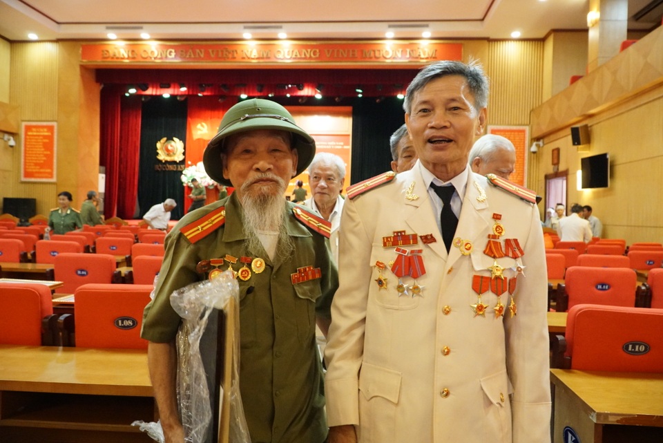 Tô đẹp thêm hình ảnh người cán bộ công an chi viện miền nam - 6 Tô đẹp thêm hình ảnh người cán bộ công an chi viện miền nam - 6