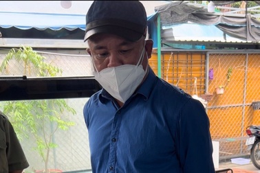 Cảnh sát ập vào bắt tại trận giang hồ "số má" thu tiền bảo kê quán nhậu