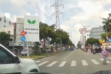 Tài xế ô tô dẹp lối cho người đi bộ sang đường nhận "bão like"