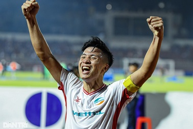 Trung vệ Bùi Tiến Dũng gia hạn hợp đồng với CLB Viettel