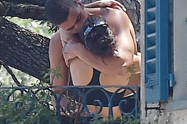 Bạn trai kém 14 tuổi “khóa môi” Kourtney Kardashian say đắm