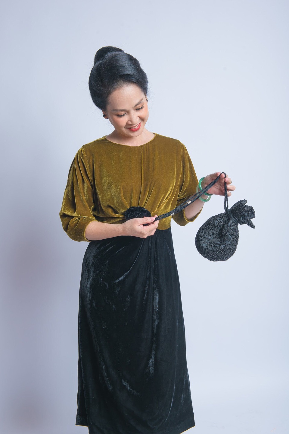 Mẹ chồng Lan Hương trẻ trung, sang trọng với đầm nhung - 5 Mẹ chồng Lan Hương trẻ trung, sang trọng với đầm nhung - 5