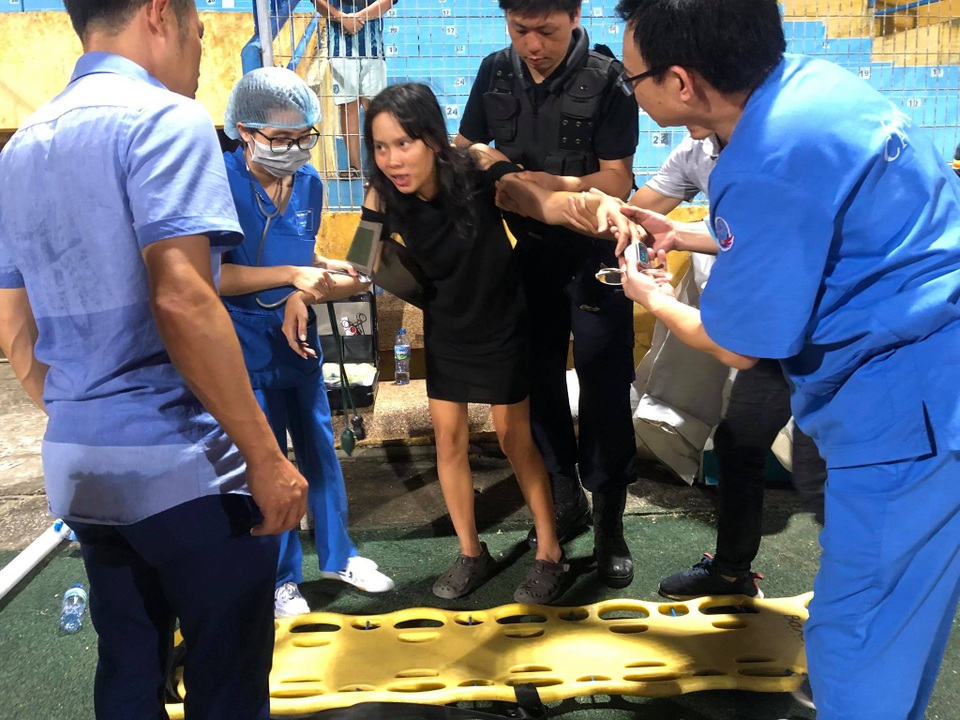 Nữ cổ động viên bị ngất trên sân Hàng Đẫy - 3 Nữ cổ động viên bị ngất trên sân Hàng Đẫy - 3