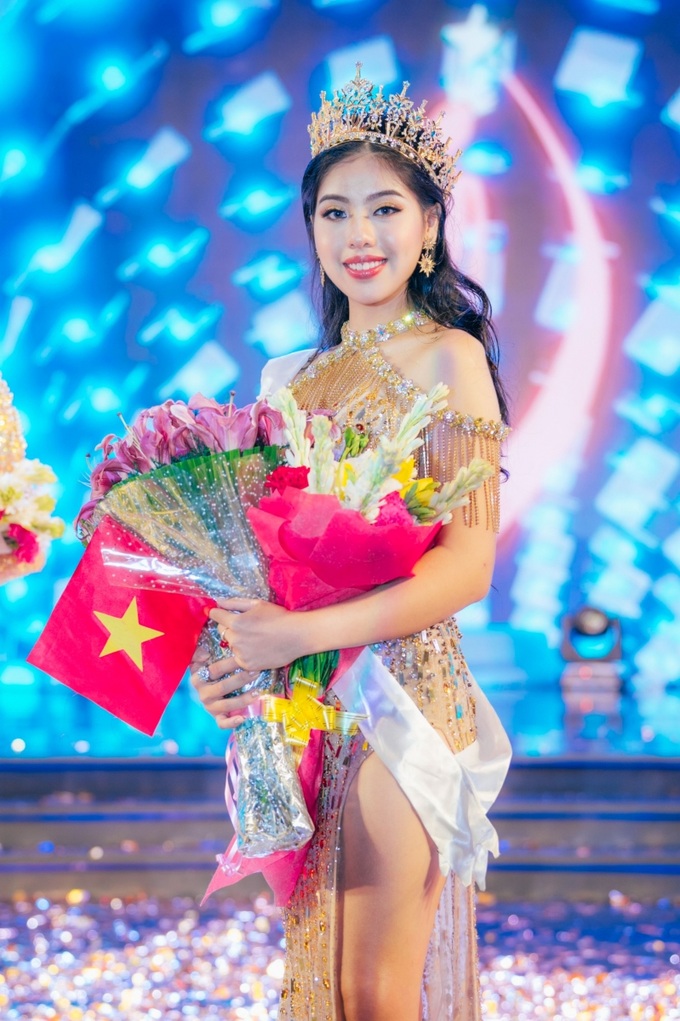 Ngô Ngọc Gia Hân đoạt ngôi vị Hoa hậu tại cuộc thi Miss Teen International.