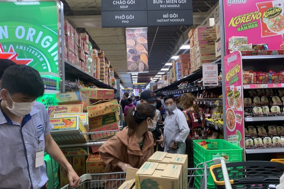 TPHCM: Trước giờ G thực hiện giãn cách, người dân chen chân mua sắm - 2 TPHCM: Trước giờ G thực hiện giãn cách, người dân chen chân mua sắm - 2