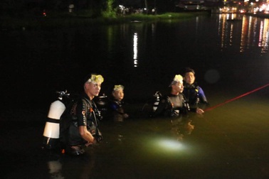 Nước dâng ngập "xóa" làn đường, một phụ nữ lao xe xuống hồ tử vong