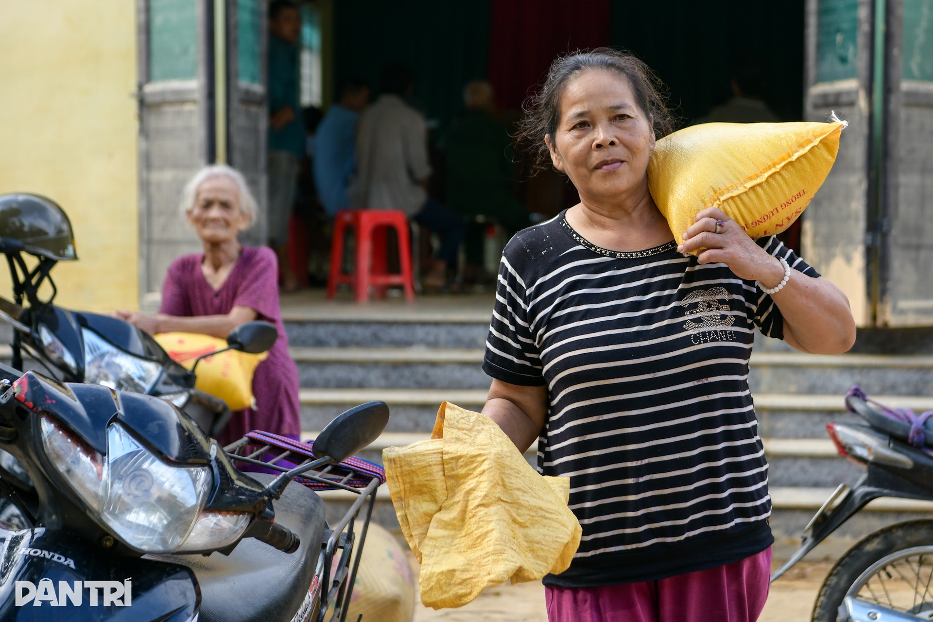 Đúng lúc nhà vừa hết gạo thì được bạn đọc Dân trí hỗ trợ - 9 Đúng lúc nhà vừa hết gạo thì được bạn đọc Dân trí hỗ trợ - 9